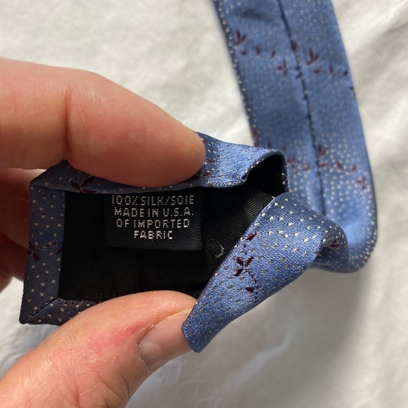 Clavin Klein Blue/Gray & Gold Specks Vine Print‎ !00% Silk New Standard Tie - Picture 3 of 5